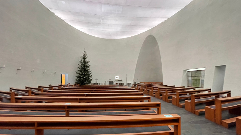 Der schlichte Kirchenraum von St. Franziskus in Regensburg-Burgweinting ist Ort für den ökumenischen Gottesdienst für Hinterbliebene nach Suizid
