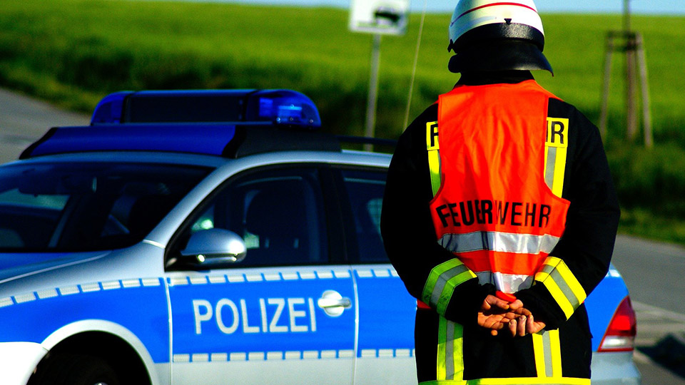 Streifenwagen der Polizei und Feuerwehrmann
