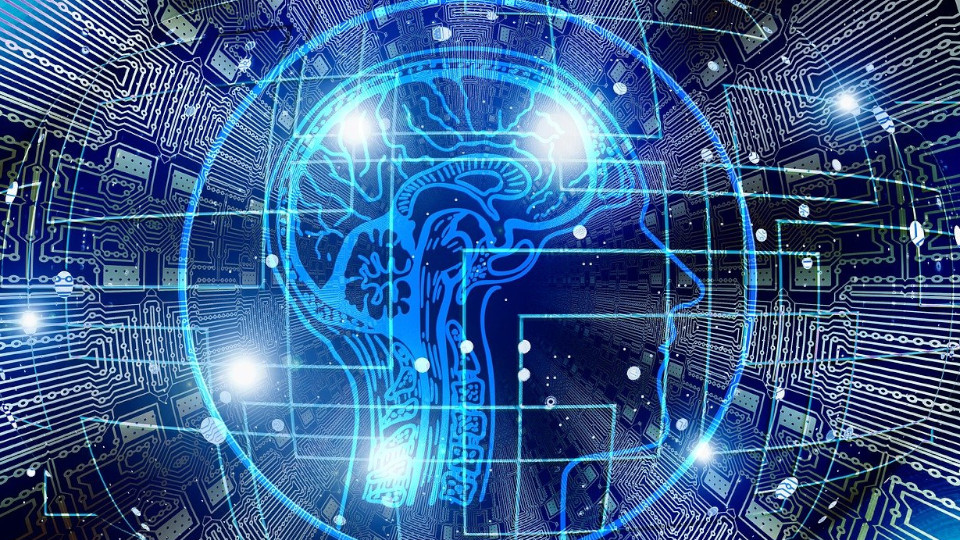 Künstliche Intelligenz: Darstellung von KI durch einen computer-generierten Hintergrund mit einem menschlichen Kopf, in dem das Gehirn im Fokus steht