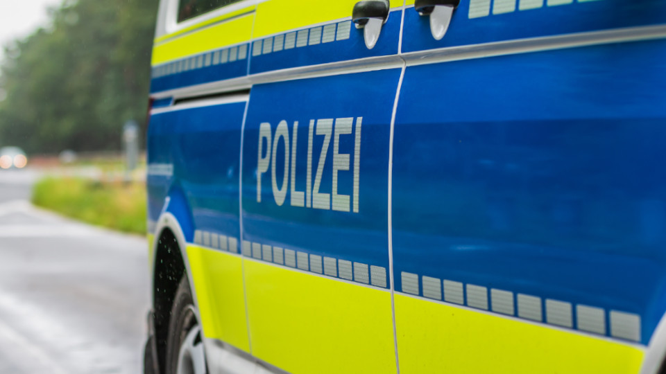 Streifenwagen der Polizei am Straßenrand