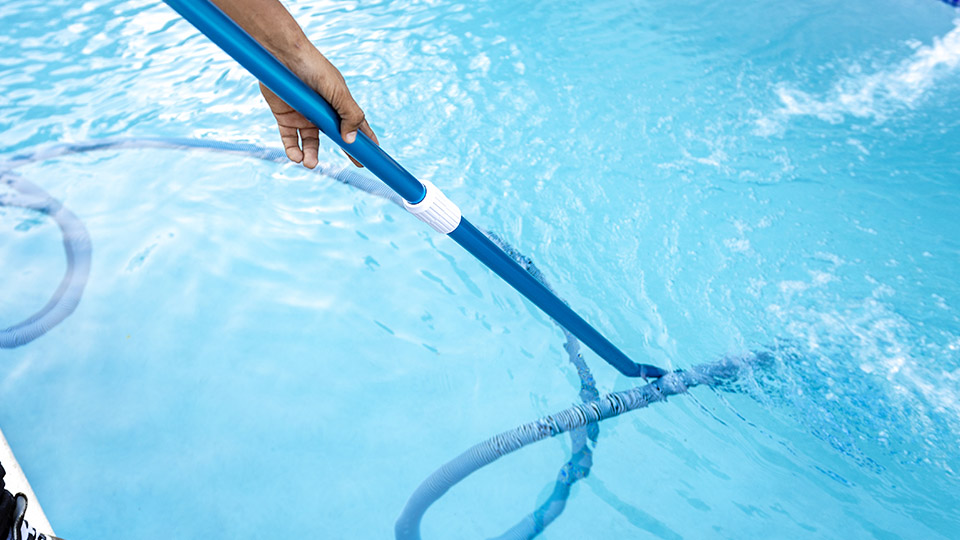 Symbolbild von Schwimmbecken, das gerade gereinigt wird