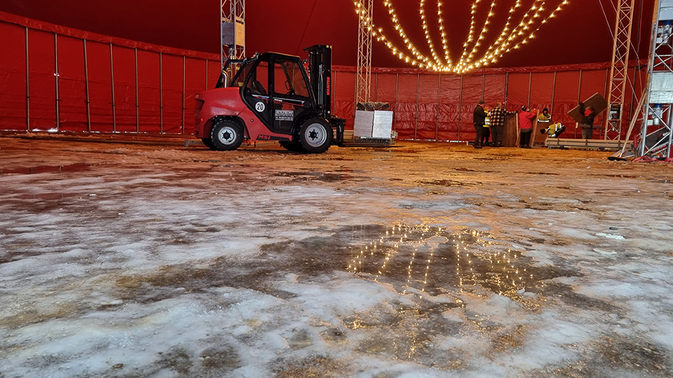 2023 12 06 das zelt steht aufbau des regensburger weihnachtscircus geht voran 960x540 02