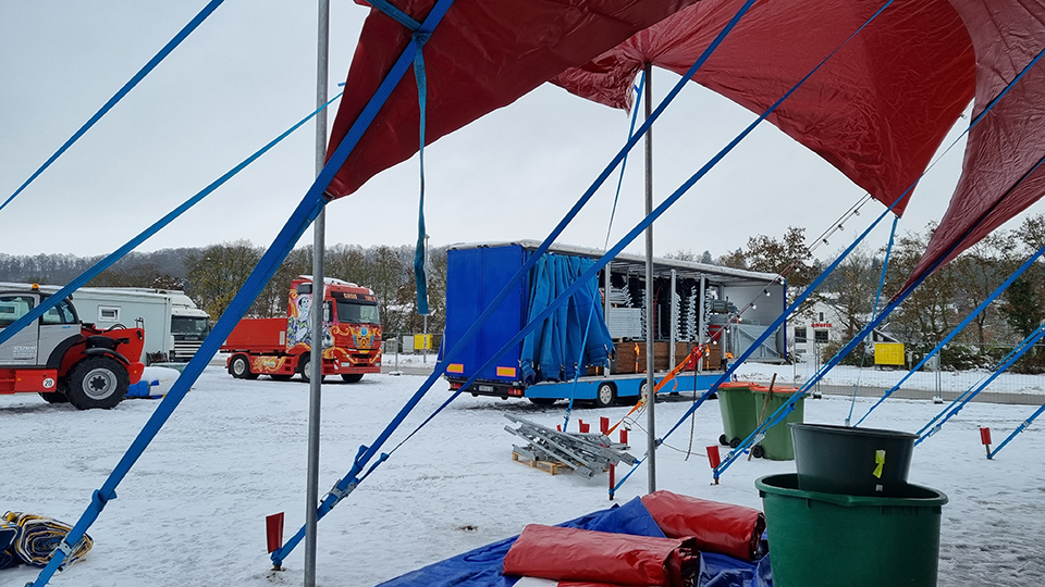 2023 12 06 das zelt steht aufbau des regensburger weihnachtscircus geht voran 960x540 03