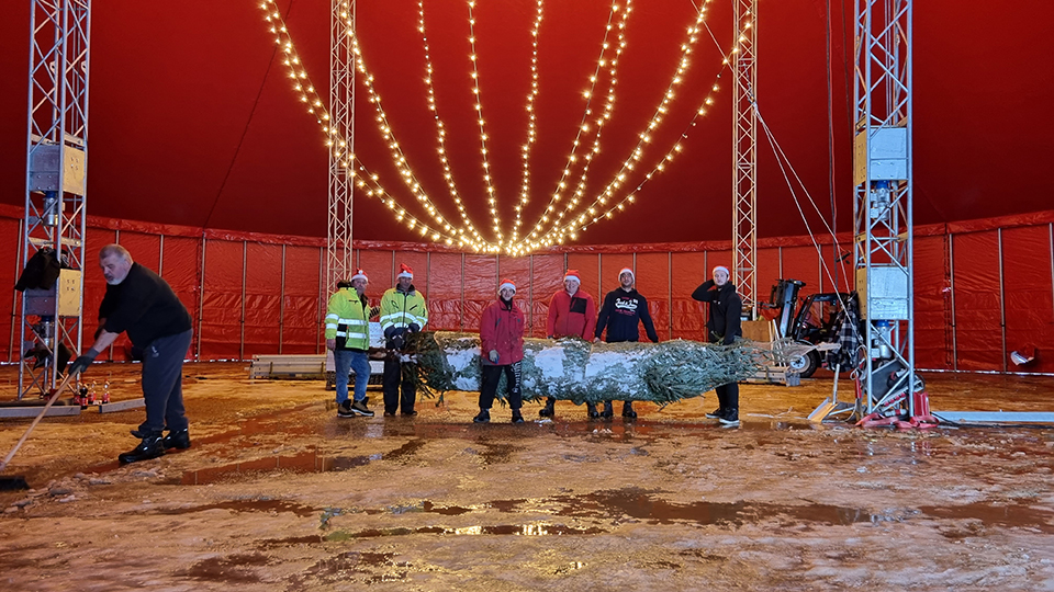2023 12 06 das zelt steht aufbau des regensburger weihnachtscircus geht voran 960x540 04