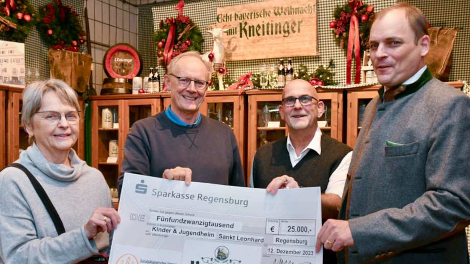 Scheckübergabe der Kneitungerstiftung an den St.-Leonhardi-Verein 