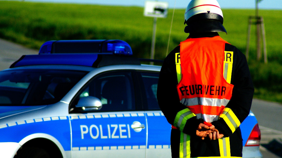 Eine Polizeisperre und ein Feuerwehrmann