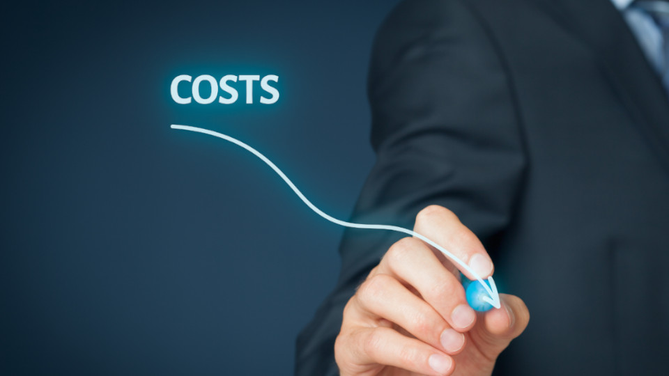 Kostenmanagement bzw. Kostensenkung grafisch dargestellt durch Mann im Anzug, der mit einem Stift einen abfallenden Graphen mit der Beschriftung "COSTS" zeichnet.