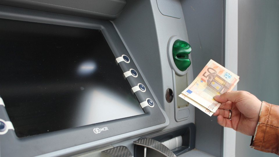 Ein Mann hebt Geld von einem Bankautomaten ab