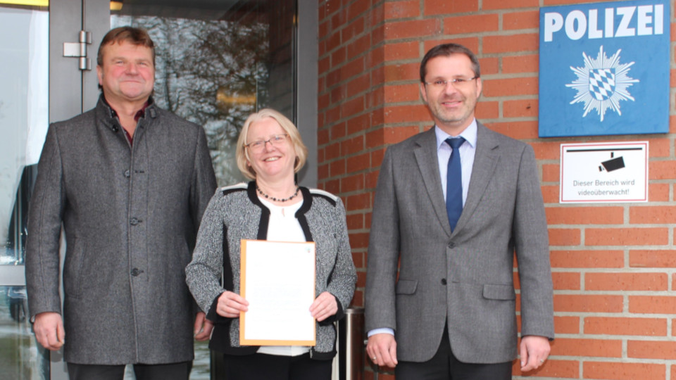  Kriminalhauptkommissar Peter Meier, die couragierte Zeugin Frau Hofmann und der Leiter der KPI Amberg, Herr Kriminaldirektor Gerhard Huf.   