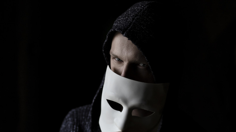 Ein Mann mit einer Maske