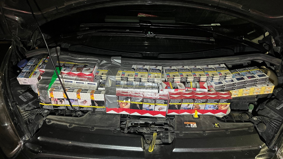 Geschmuggelte Zigaretten in einem Kofferraum