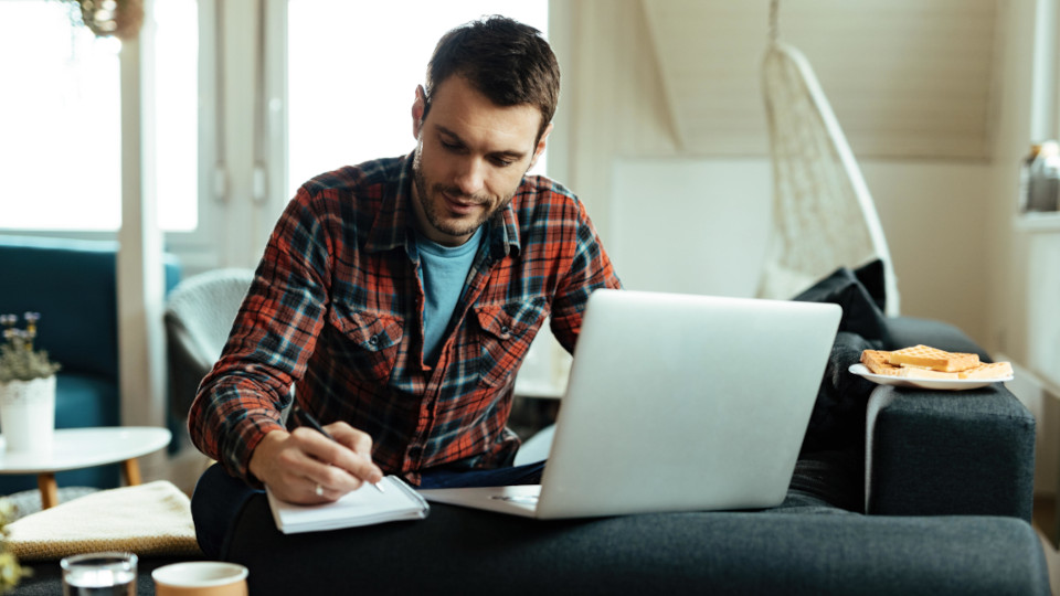 Ein Mann arbeitet an seinem Laptop