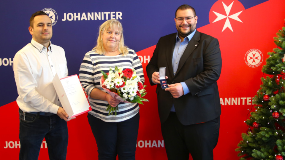 Doris Straubinger wird für ihr Engagement bei den Johannitern mit dem Ehrenzeichen am Bande ausgezeichnet