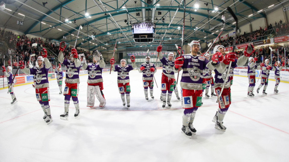 Die Mannschaft der Eisbaeren Regensburg