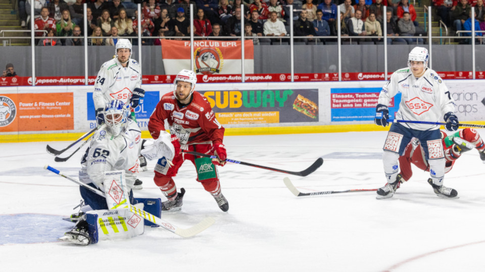 Die Mannschaft der Eisbären Regensburg im Spiel
