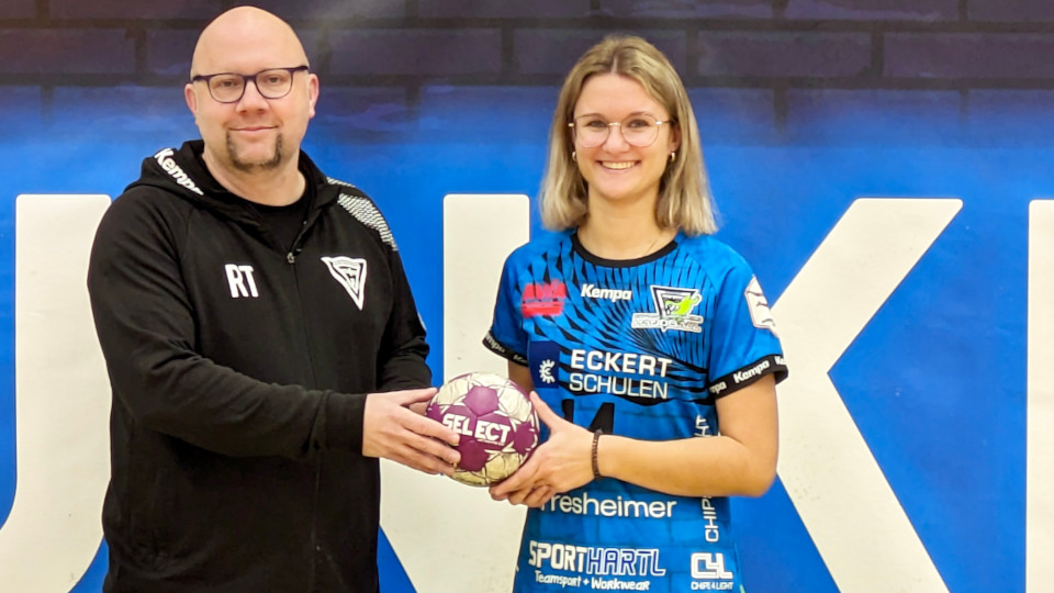 Rechtsaußen Annalena Kessler und der Sportliche Leiter Robert Torunsky 