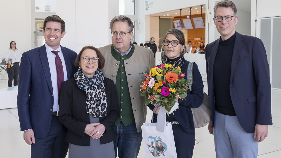 Staatsminister Blume und Oberbürgermeisterin zeichnen Besucherin aus