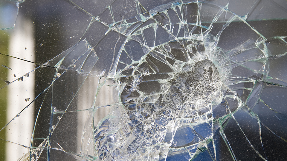 Zersprungene Fensterscheibe