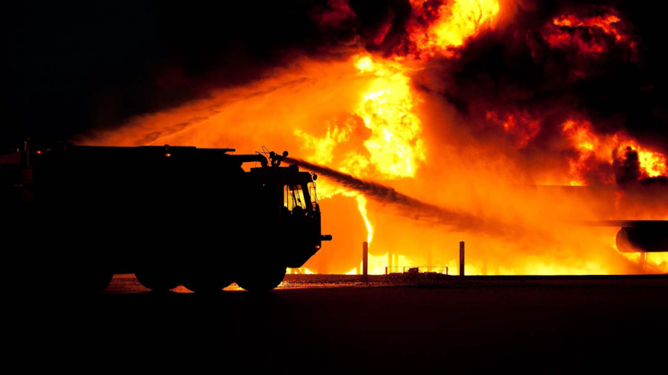 Die Feuerwehr löscht einen Brand