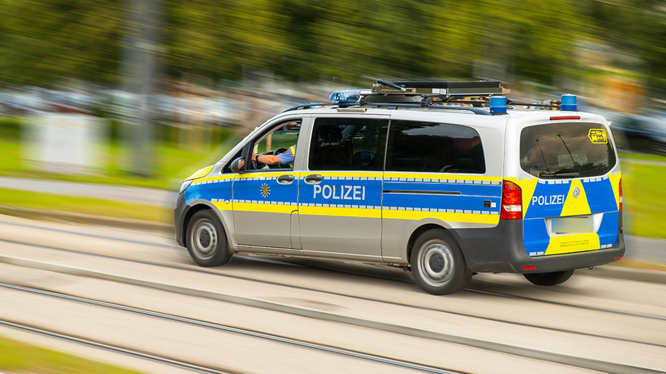 Streifenwagen der Polizei während einer Einsatzfahrt
