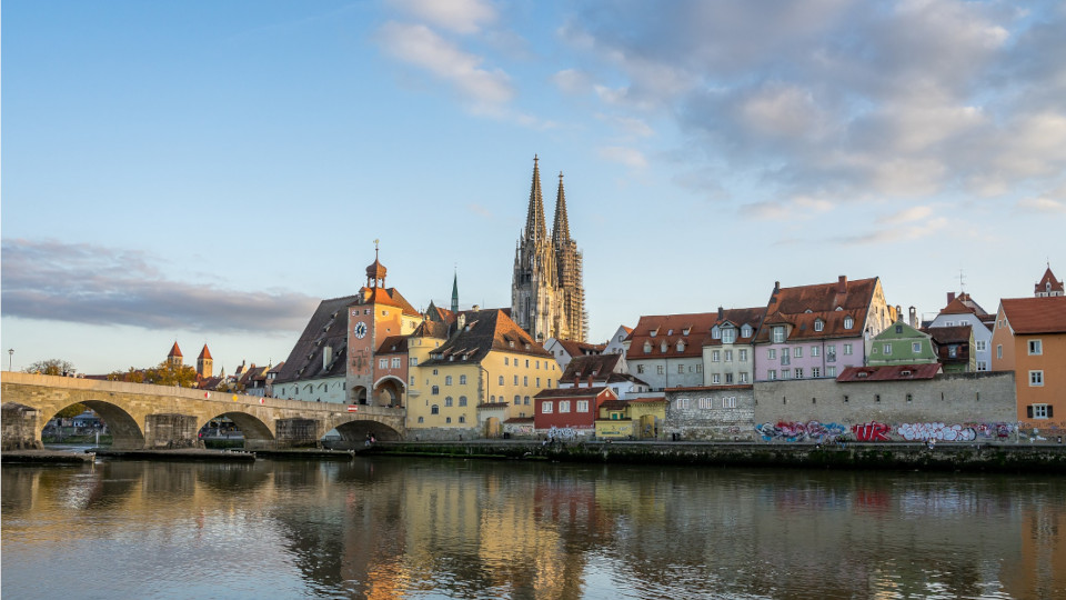 Blick von der Donau auf die Stadt Regensburg