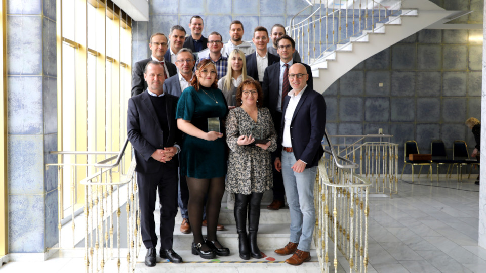 Gruppenfoto der Absolventen der Eckert Schulen