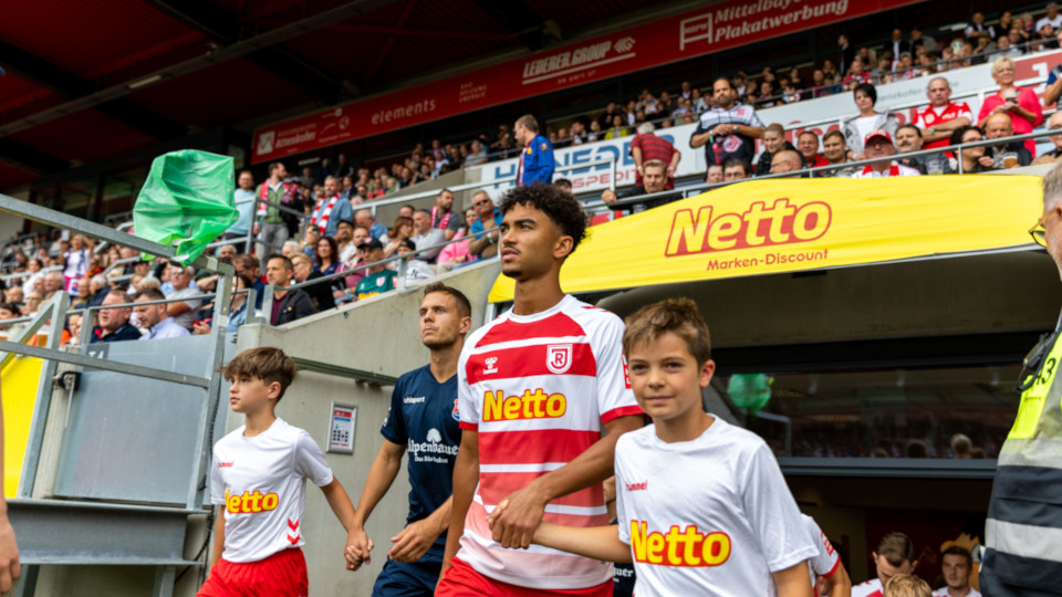 Ein Jahnspieler mit dem Netto Logo auf dem Trikot