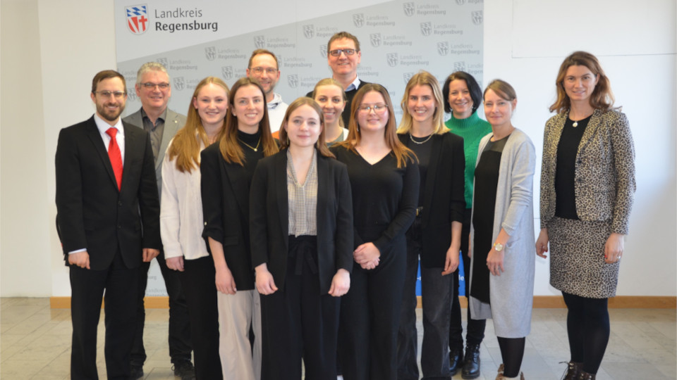 Gruppenfoto der OTH Studenten, Professorin und der Landrätin