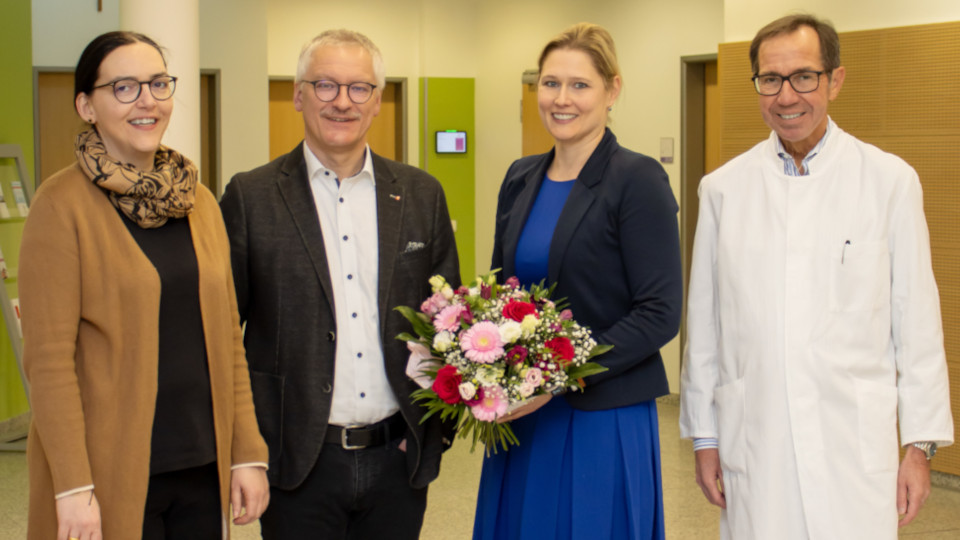 Diözesan-Caritasdirektor Michael Weißmann (2.v.l.), Ärztliche Direktor Prof. Dr. Olaf Ortmann, und Alexandra Stich, Direktorin für Pflege- und Patientenmanagement 