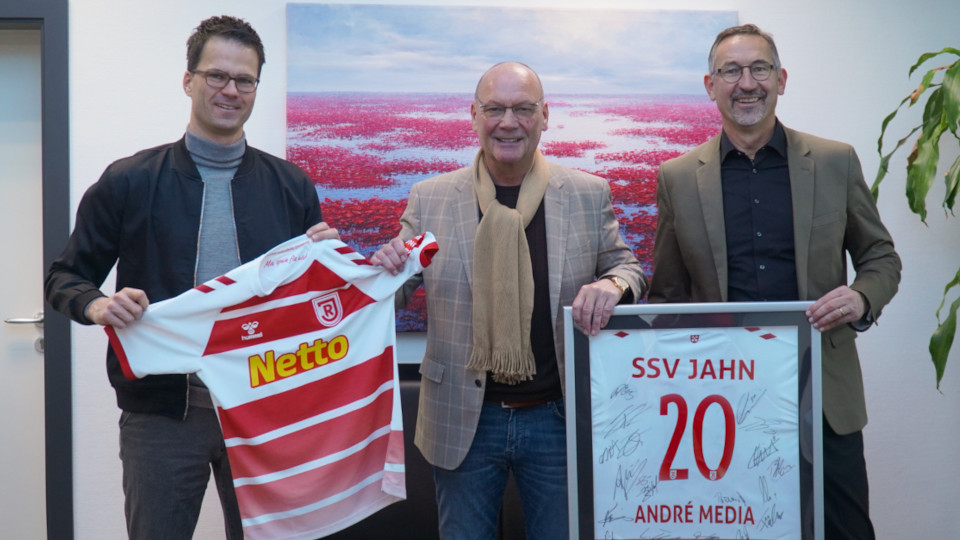 Die Vertreter des SSV Jahn und andre Media