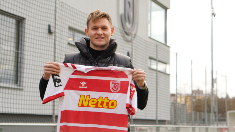 Der neue Offensivspieler Erik Tallig mit seinem Shirt