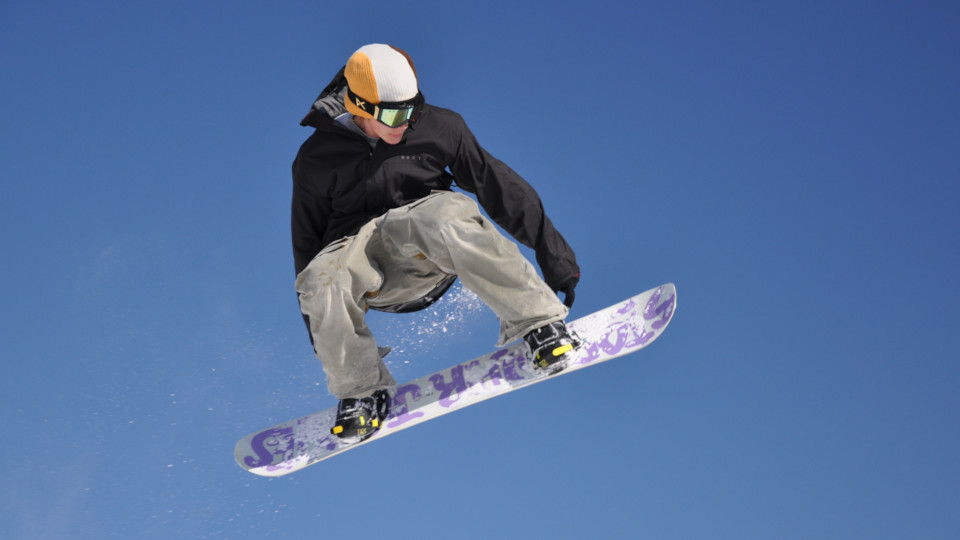 Ein Snowboarder