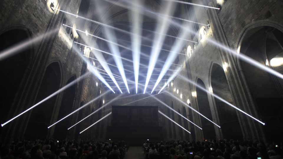 RE.LIGHT International Light Art Festival in Regensburg: Lichtinstallation in einer Kirche