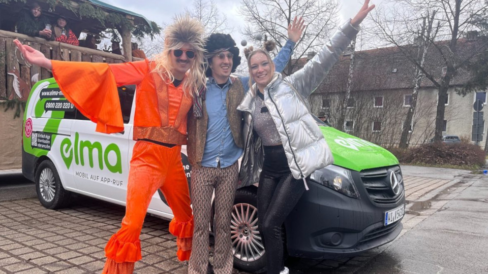 Faschingsnarren vor dem elma Shuttlebus