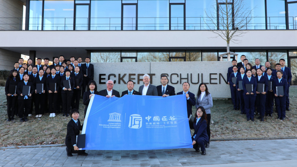 Ein Gruppenbild vor dem Gebäude der Eckert Schulen