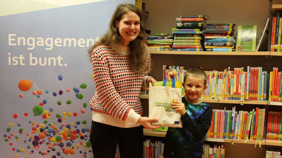 Eine Lesepatin mit ihrem Lesekind