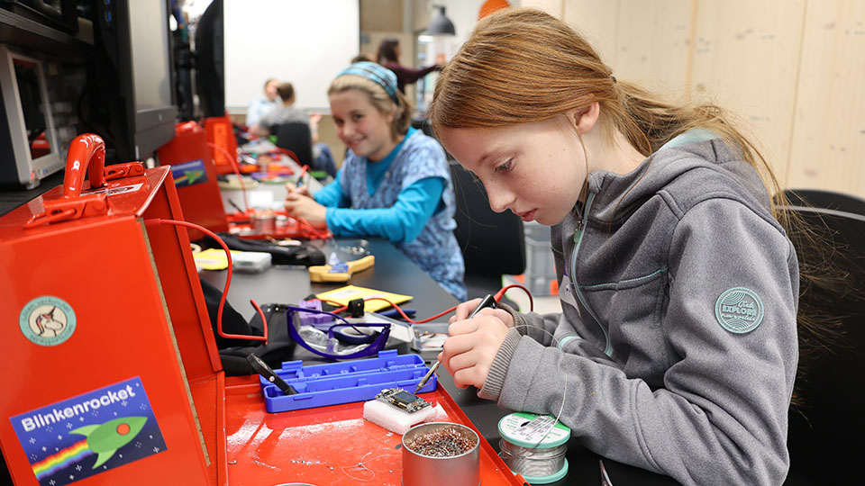 OTH Regensburg: Die Schülerinnen durften bei dem Workshop zum Thema smarte Textilien auch löten. 