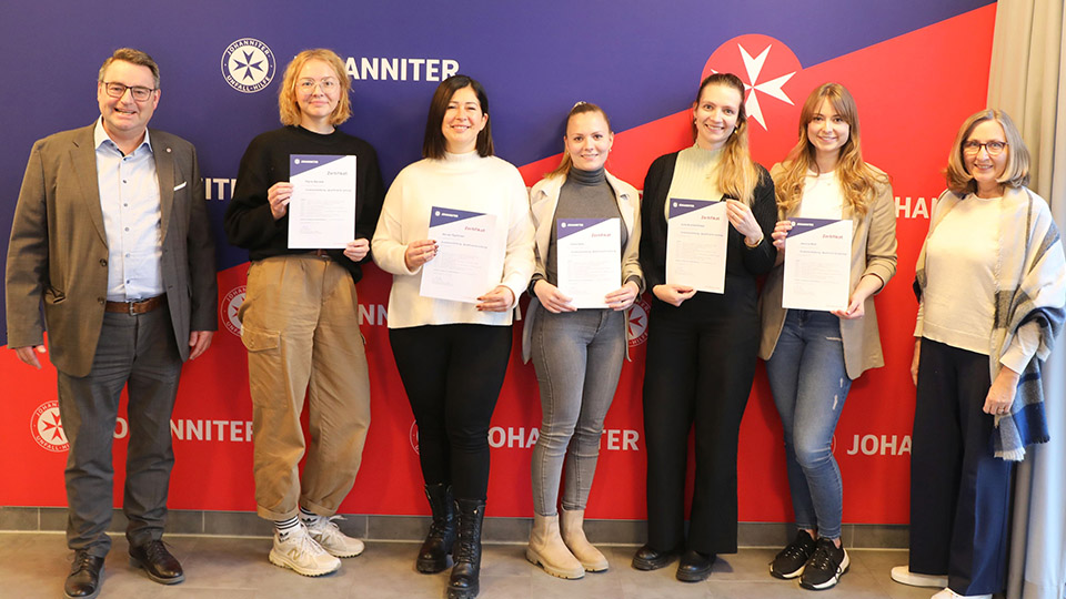 Mitarbeiterinnen der Johanniter, die Ehrenabzeichen erhielten