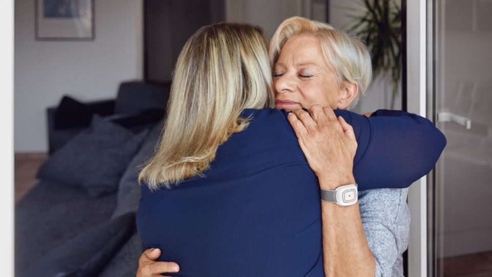 zwei Frauen umarmen sich
