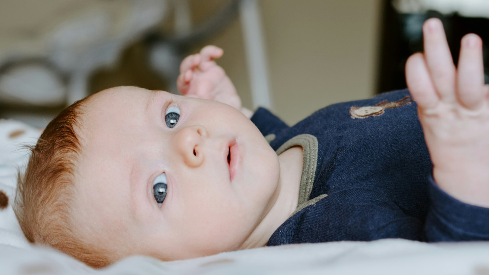 Baby, das interessiert blickt