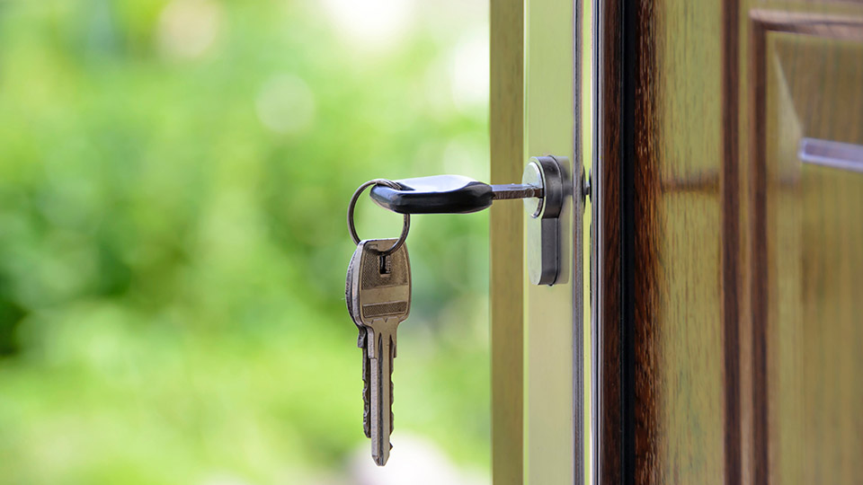 Eigentum vermieten: Schlüssel, der im Türschluss steckt