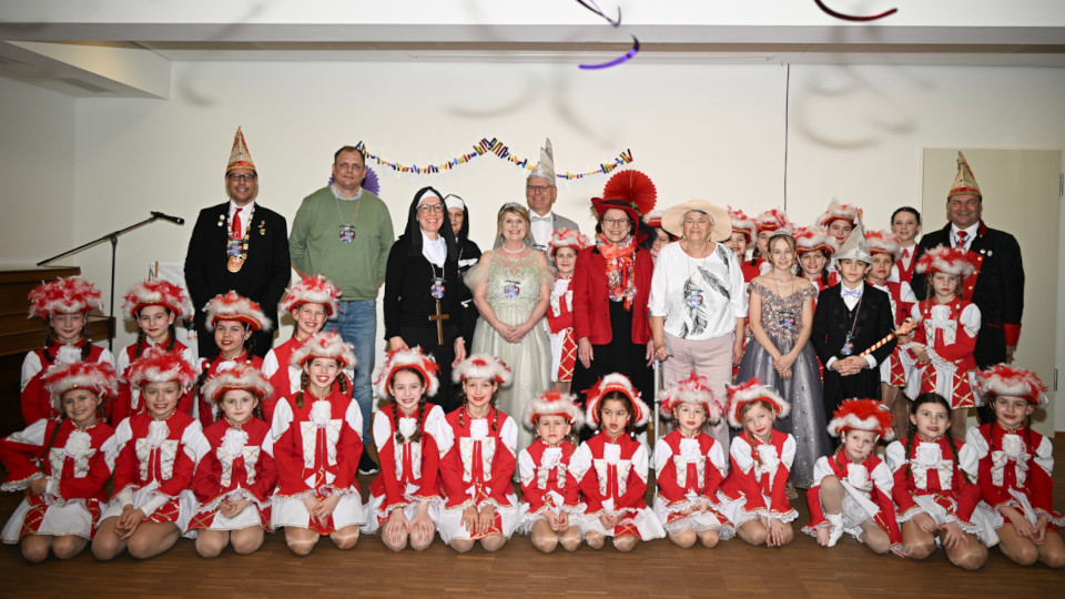 Mit einer rund 40-köpfigen Delegation war die Faschingsgesellschaft Narragonia gemeinsam mit Oberbürgermeisterin Gertrud Maltz-Schwarzfischer in den „Sauren Gockel“ gekommen