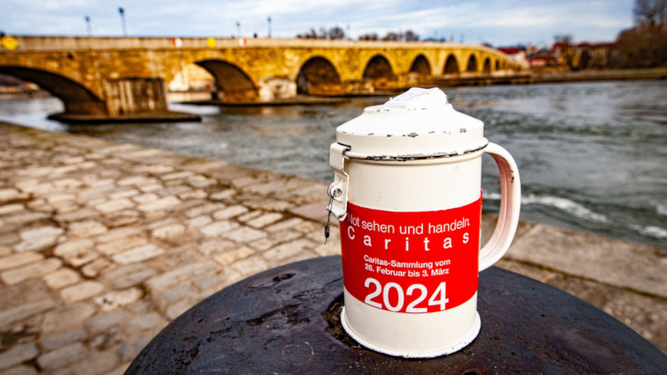 Eine Sammeldose der Caritas