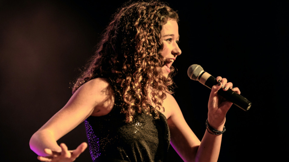 Ein Mädchen singt