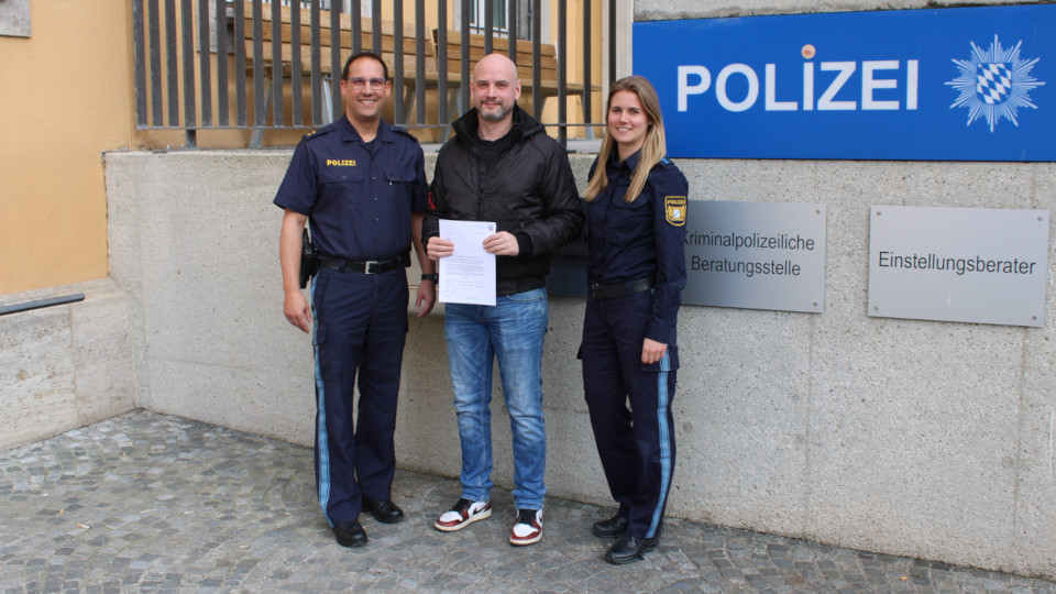 Die Übergabe der Urkunde an Herrn Schakeit