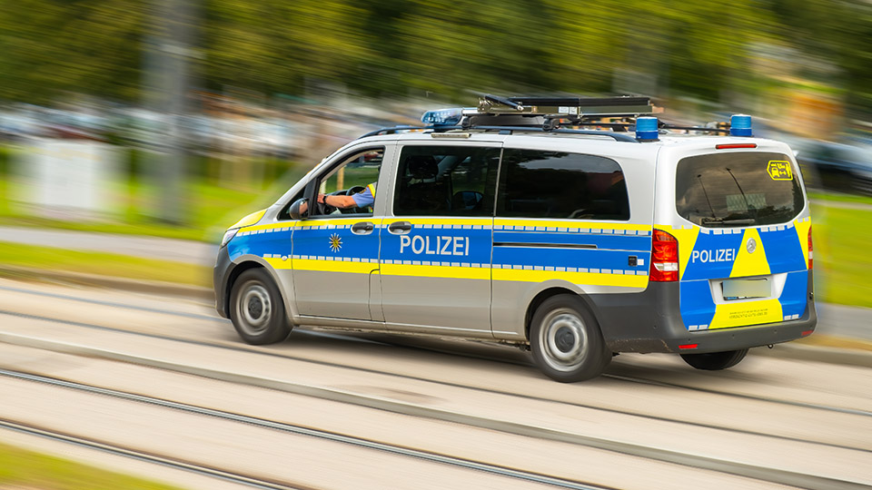Streifenwagen der Polizei während der Fahrt
