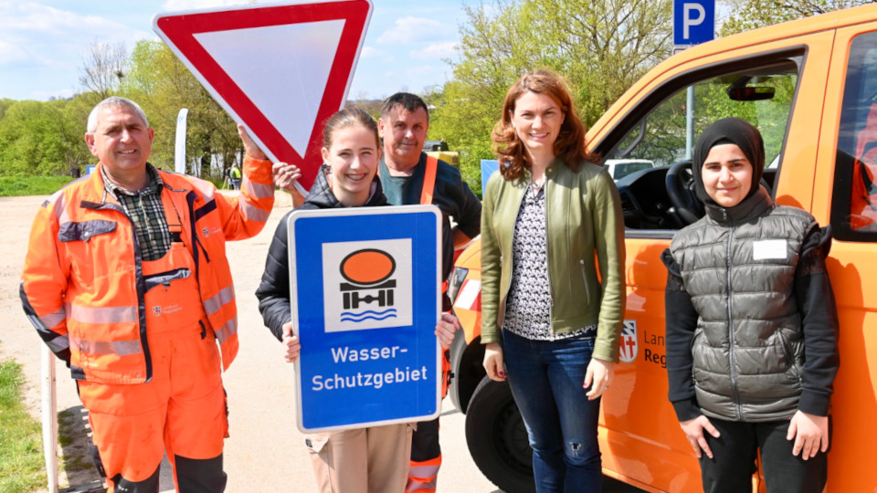 Landrätin Tanja Schweiger mit zwei Teilnehmerinnen