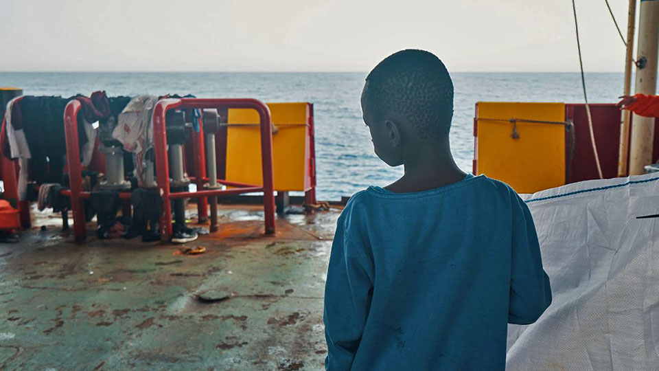 Seenot-Rettung von unbegleiteten Kindern: Junge, der gerade aufs Wasser blickt