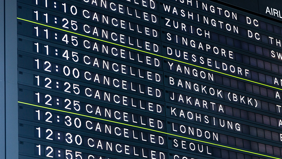 Warnstreik ver.di an Flughäfen: Anzeigetafel am Flughafen mit gestrichtenen Flügen bzw. Flugausfällen