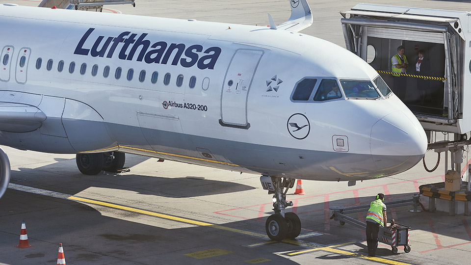 Lufhansa-Flugzeug am Boden